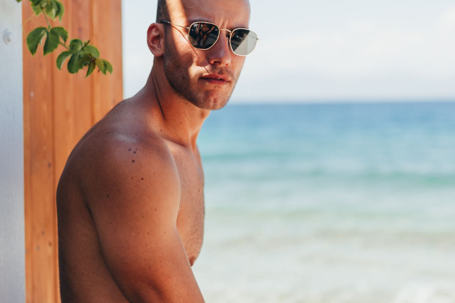Can a Man Wear Women’s Bikini Bottoms (and Swimsuit)?