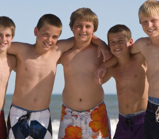 3 Methods For Stringing Your Swim Trunks